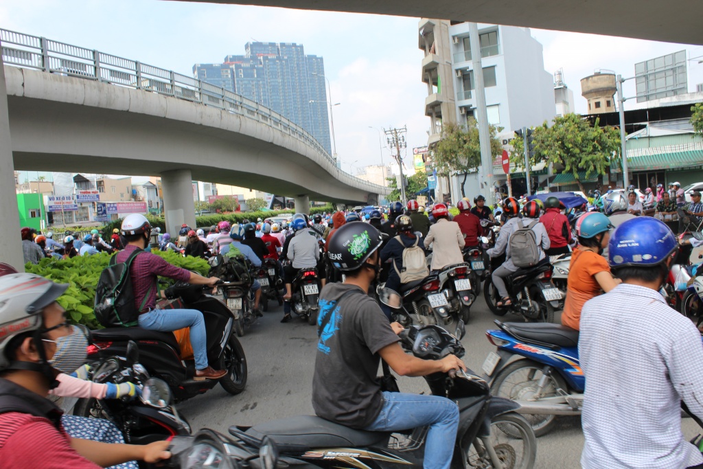 sap gian giao ham thu thiem giao thong hon loan nguoi dan chat vat tim duong trong gio cao diem
