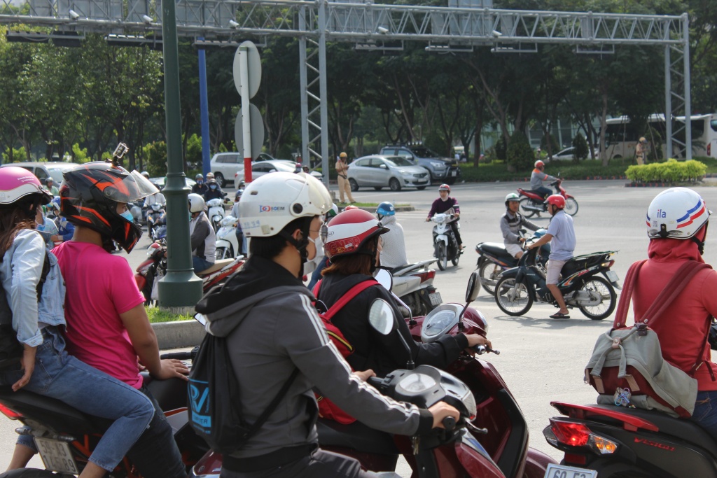 nguoi dan bat chap luat giao thong de tim duong sau su co sap gian giao ham thu thiem
