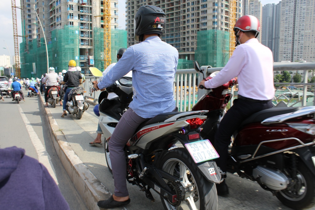 nguoi dan bat chap luat giao thong de tim duong sau su co sap gian giao ham thu thiem