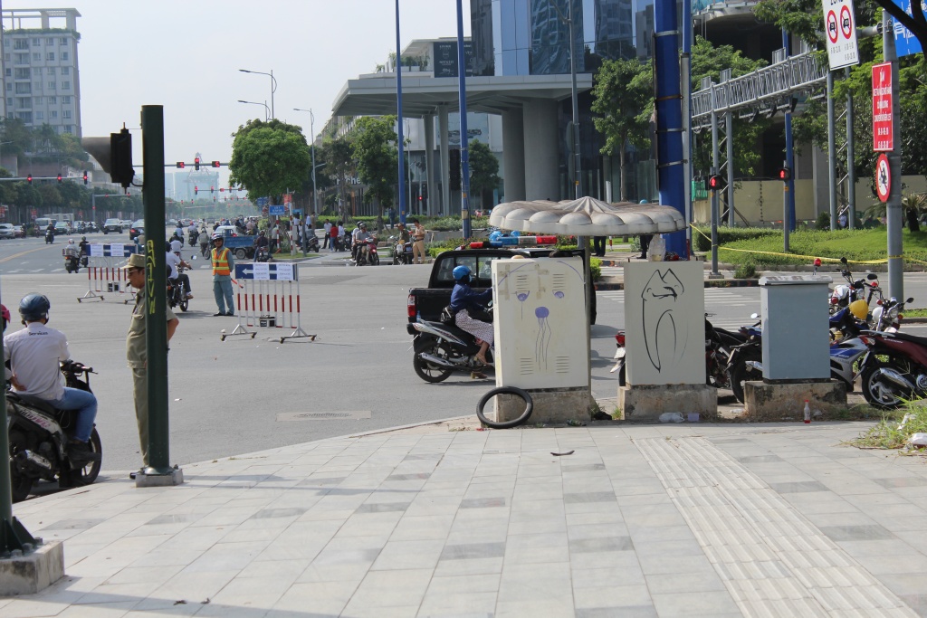nguoi dan bat chap luat giao thong de tim duong sau su co sap gian giao ham thu thiem