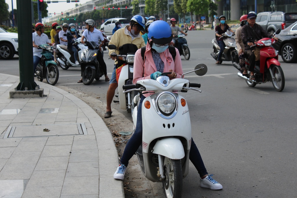 nguoi dan bat chap luat giao thong de tim duong sau su co sap gian giao ham thu thiem