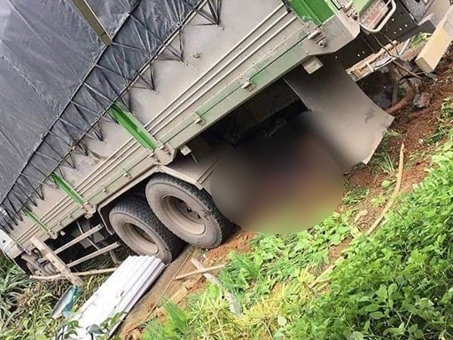 Xe tải húc đổ cổng, đâm chết hai vợ chồng trong nhà xe tai huc do cong dam chet hai vo chong trong nha