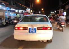 Lái xe biển số xanh giả khai việc hụ còi ưu tiên do con ngồi trên xe bấm