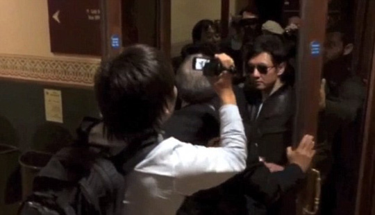 ong kim jong un cau tro giup tu nguoi anh ruot kin tieng