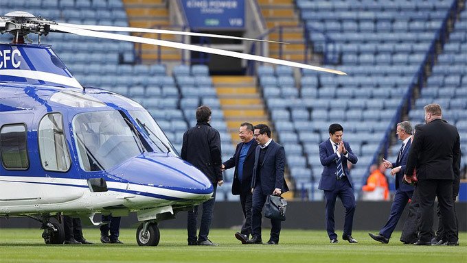 chan dung ti phu co truc thang no tung ben ngoai san nha leicester city
