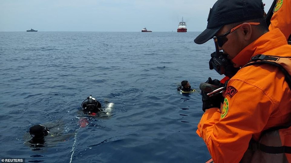 da vot duoc 6 thi the dau tien trong vu may bay roi o indonesia