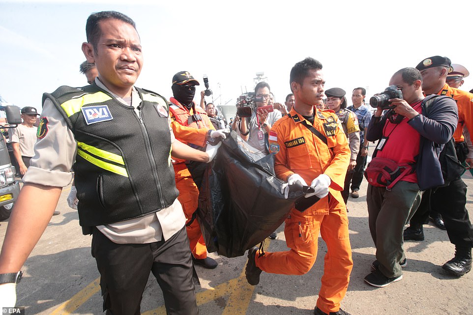 da vot duoc 6 thi the dau tien trong vu may bay roi o indonesia