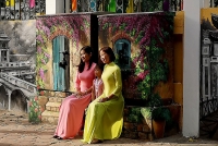 tin nong trong ngay 211 co gai xung xinh ao dai tao dang ben tu dien trieu cuong nuot chung be tong