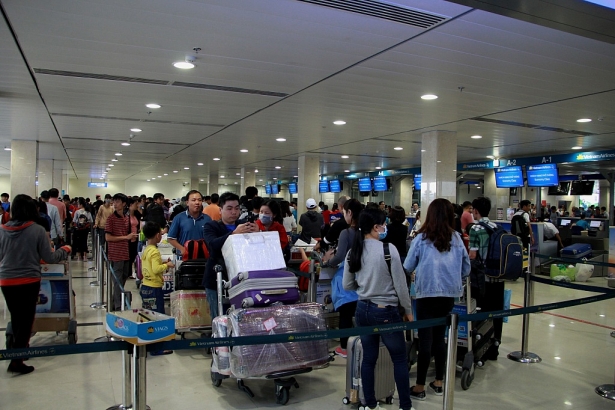 hanh khach nuoc ngoai luu tru o san bay tan son nhat hon 1 thang khien nhieu nguoi kho chiu