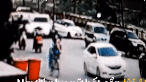 nu tai xe lai cx5 lao thang xuong muong nuoc thai tai ha noi