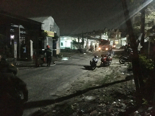vo dua giay li hon chong tuoi xang doa dot chet ca nha