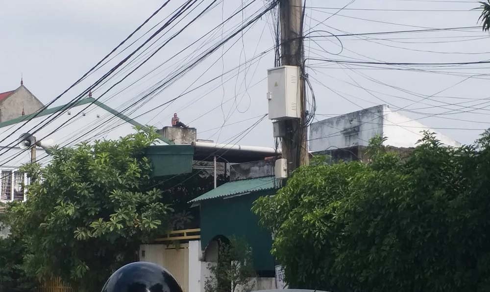 thot tim be trai 1 tuoi khoc thet khi bi khong che tren san thuong