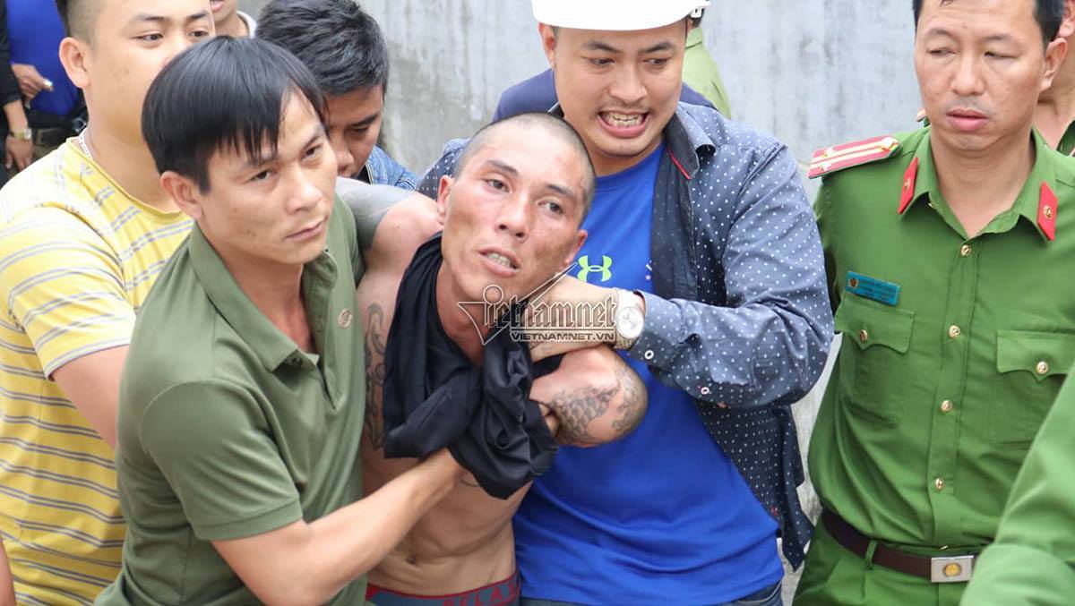 thot tim be trai 1 tuoi khoc thet khi bi khong che tren san thuong