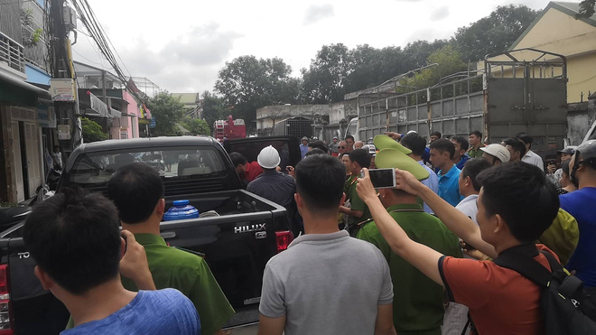vu nguoi dan ong nem be trai tu mai nha xuong nghi 2 nguoi la cha con ruot