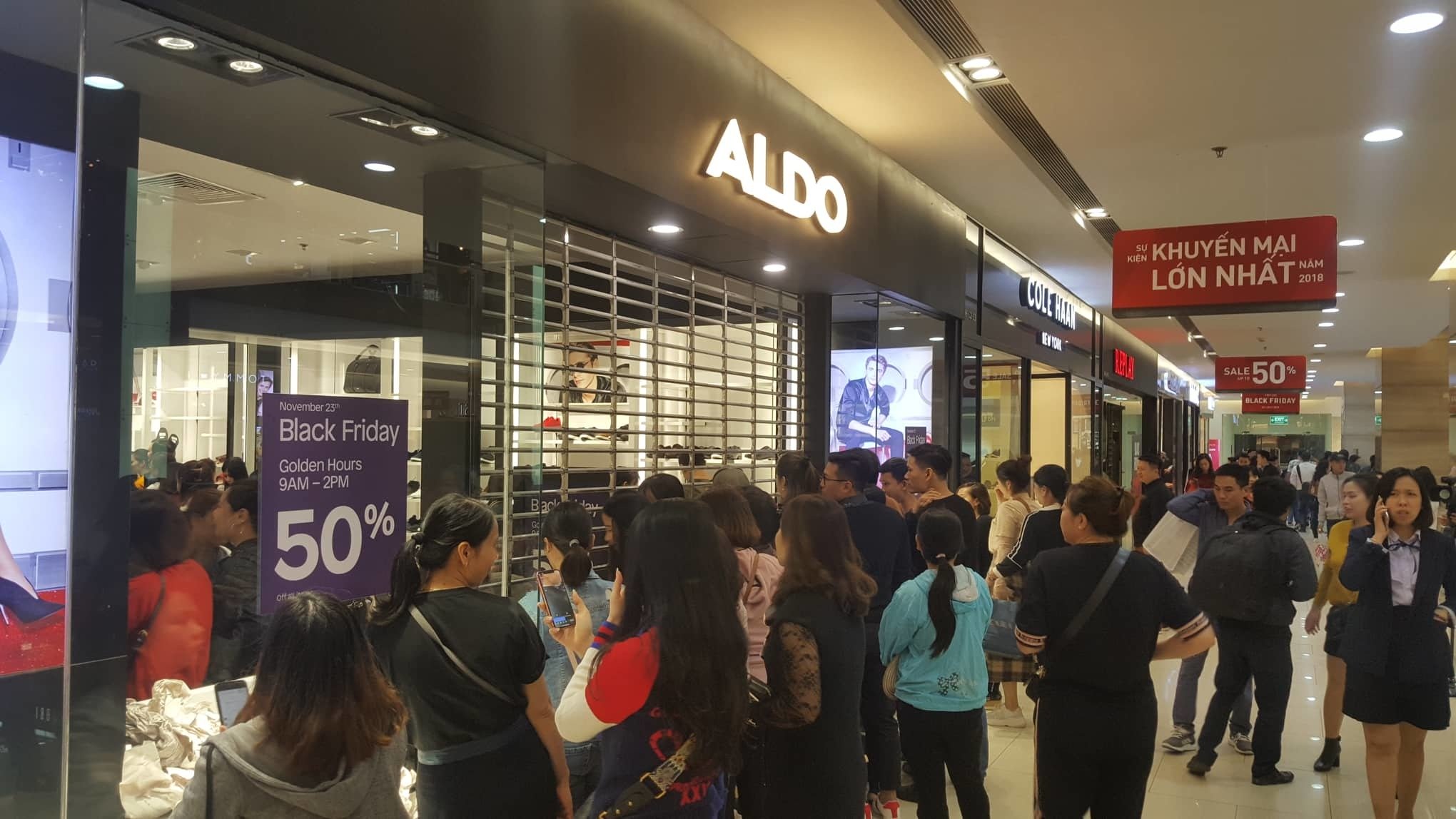 black friday quy co thi nhau truon bo qua cua hep giat do hieu