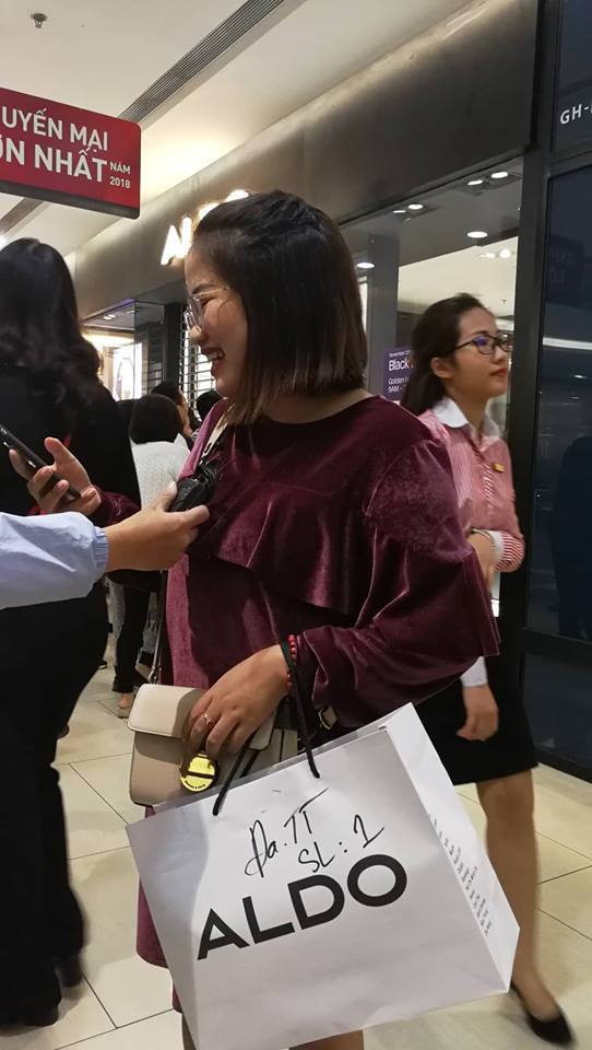 black friday quy co thi nhau truon bo qua cua hep giat do hieu
