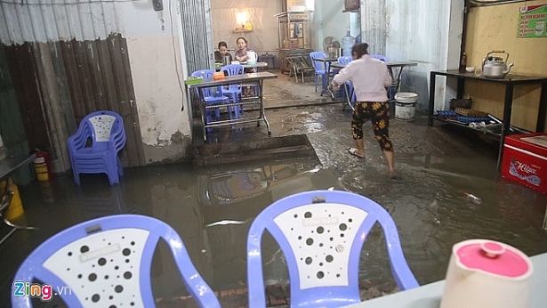 tin bao moi nhat o sai gon o to chet may bi bo lai giua duong cot dien do de trung xe mercedes