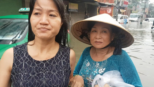 o to chet may nam ngon ngang tren duong tu dem toi sang