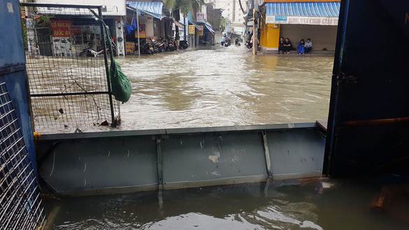 o to chet may nam ngon ngang tren duong tu dem toi sang