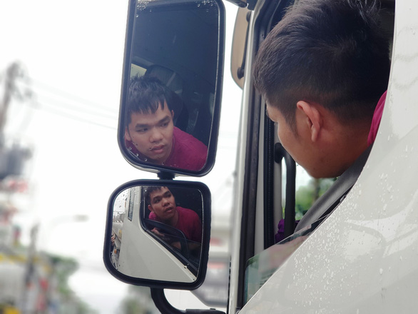o to chet may nam ngon ngang tren duong tu dem toi sang