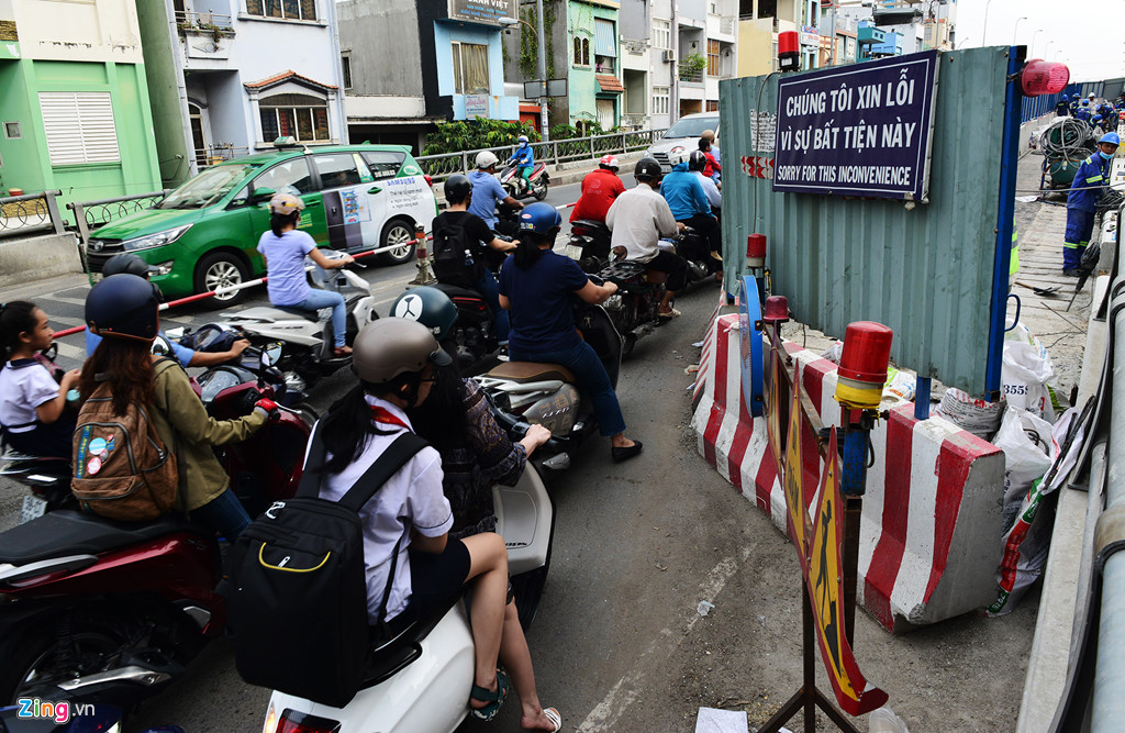 cuoi nam lo cot lai moc len khap duong sai gon