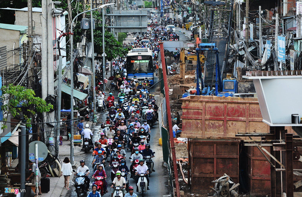 cuoi nam lo cot lai moc len khap duong sai gon