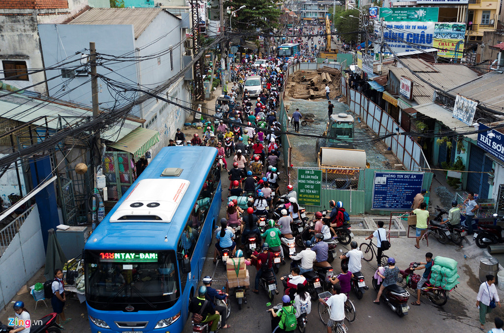 cuoi nam lo cot lai moc len khap duong sai gon