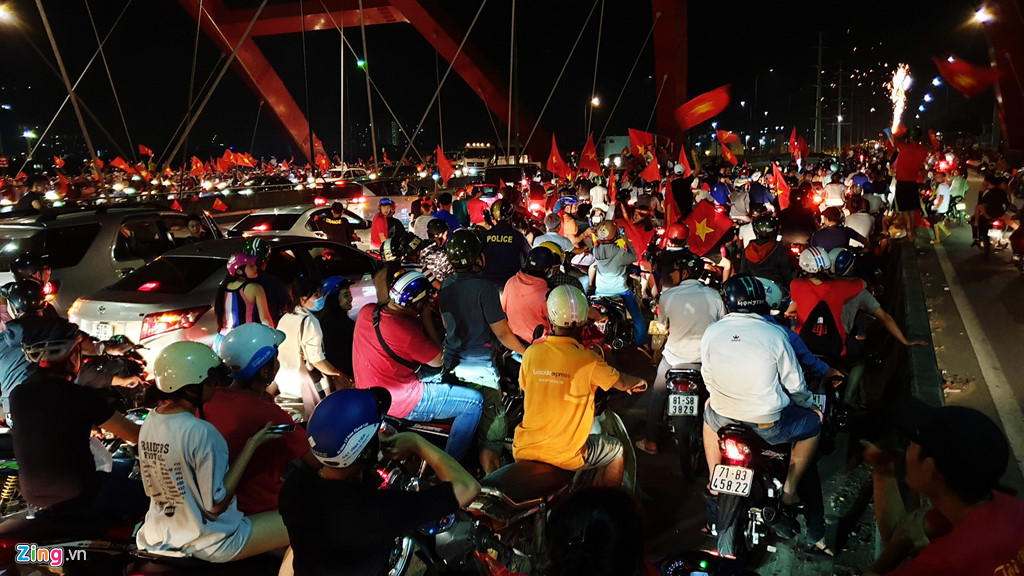 nguoi sai gon di bao cau binh loi ket xe den rang sang