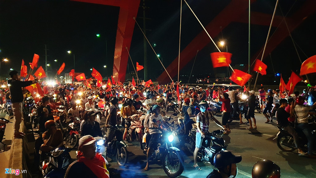 nguoi sai gon di bao cau binh loi ket xe den rang sang