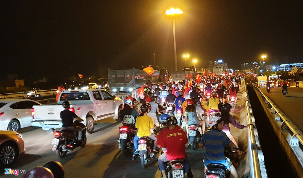 nguoi sai gon di bao cau binh loi ket xe den rang sang
