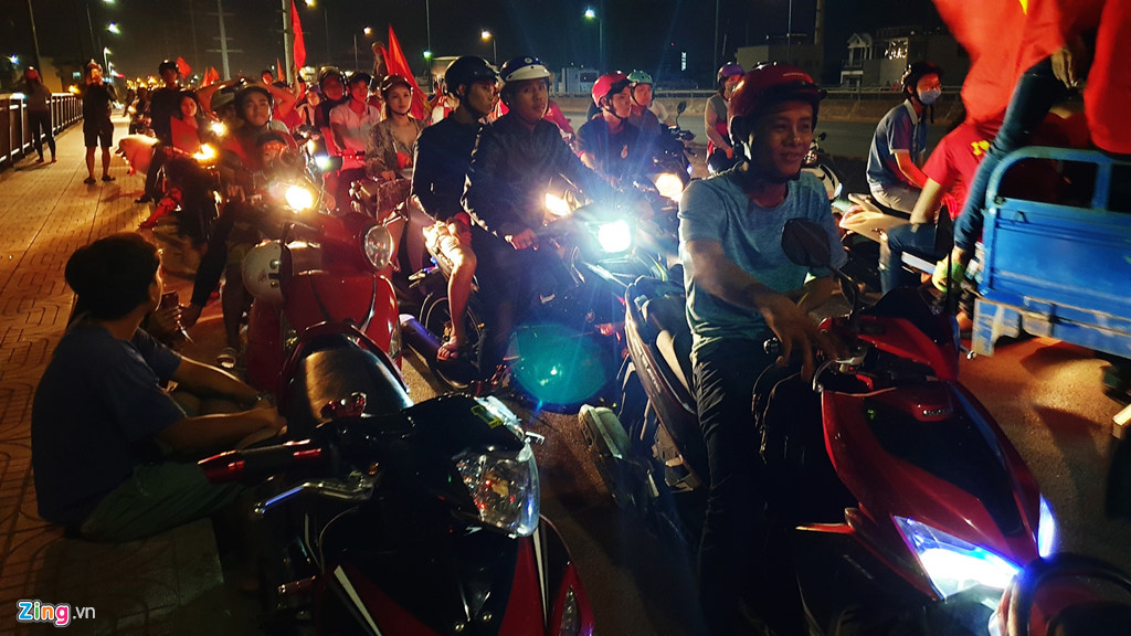 nguoi sai gon di bao cau binh loi ket xe den rang sang