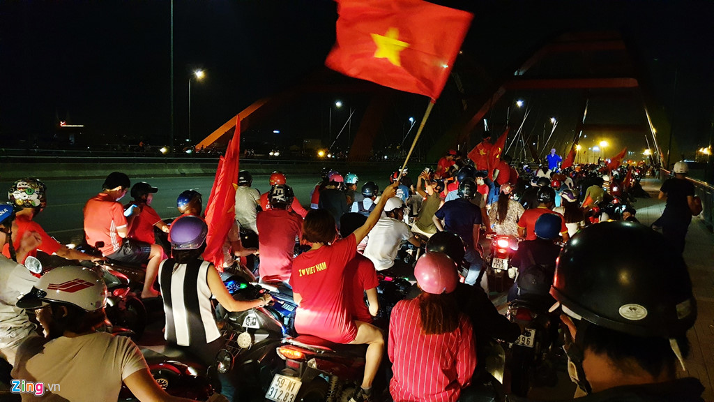 nguoi sai gon di bao cau binh loi ket xe den rang sang