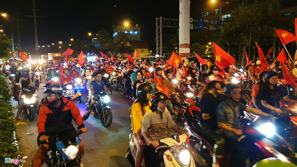 nguoi sai gon di bao cau binh loi ket xe den rang sang
