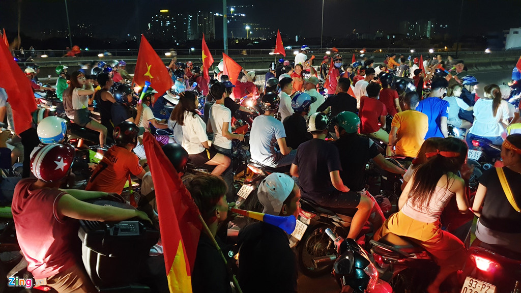 nguoi sai gon di bao cau binh loi ket xe den rang sang