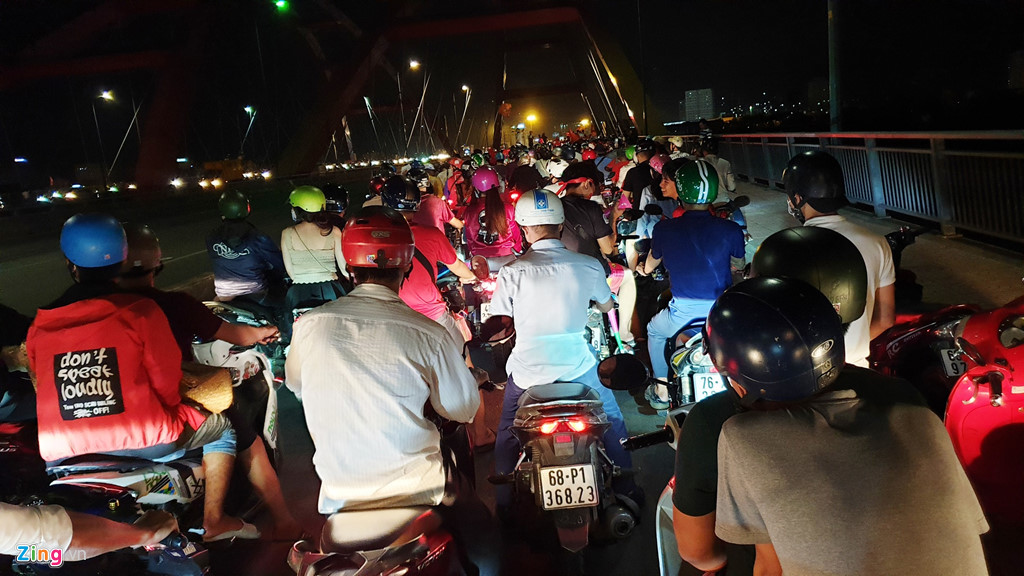 nguoi sai gon di bao cau binh loi ket xe den rang sang