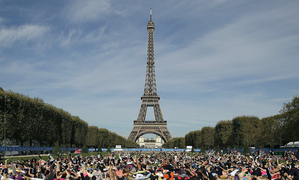 thap eiffel dong 8000 canh sat chuan bi ngay dai bieu tinh o paris