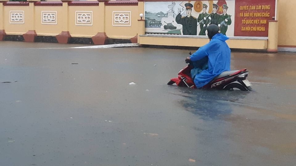 mua lon lich su hai me con o quang tri bi cuon troi da nang chim trong bien nuoc