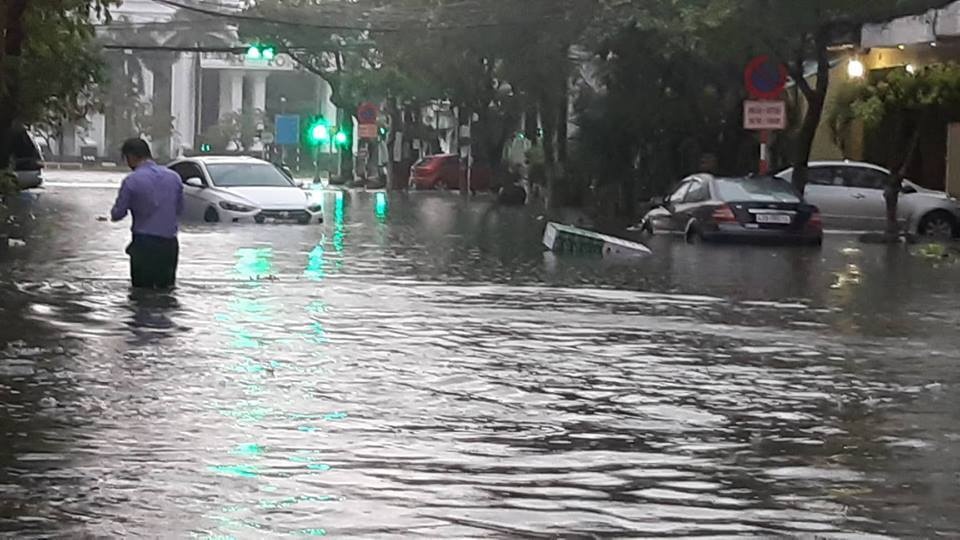 mua lon lich su hai me con o quang tri bi cuon troi da nang chim trong bien nuoc