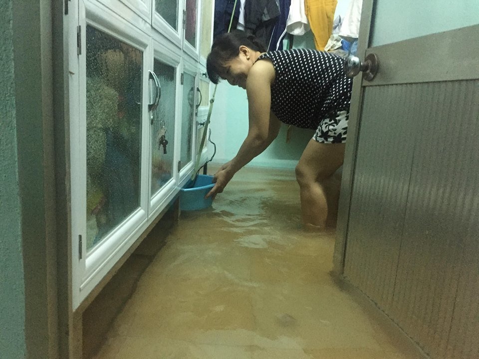mua lon lich su hai me con o quang tri bi cuon troi da nang chim trong bien nuoc