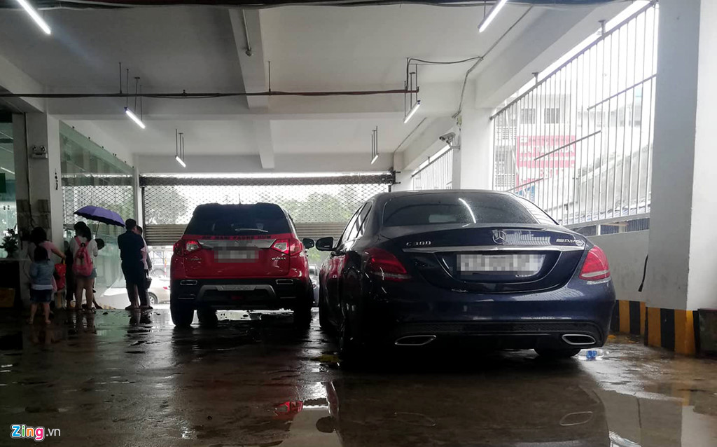 bmw range rover chim trong ham de xe dai gia da nang khoc rong