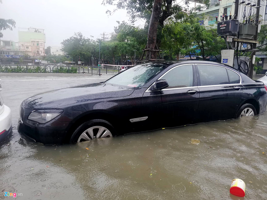 bmw range rover chim trong ham de xe dai gia da nang khoc rong