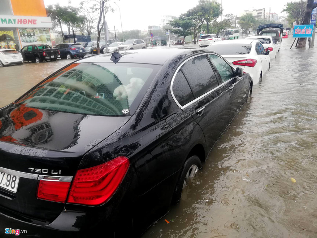 bmw range rover chim trong ham de xe dai gia da nang khoc rong