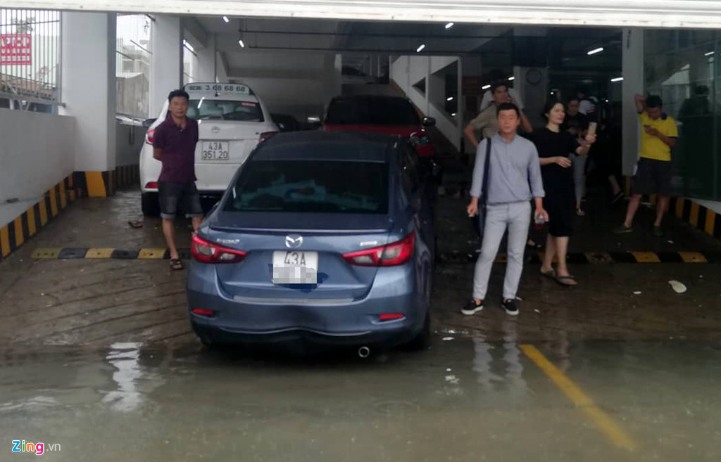 bmw range rover chim trong ham de xe dai gia da nang khoc rong