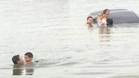 cu dan mang truy tim danh tinh nam thanh nien di mo to chan dau xe cho nguoi cap cuu