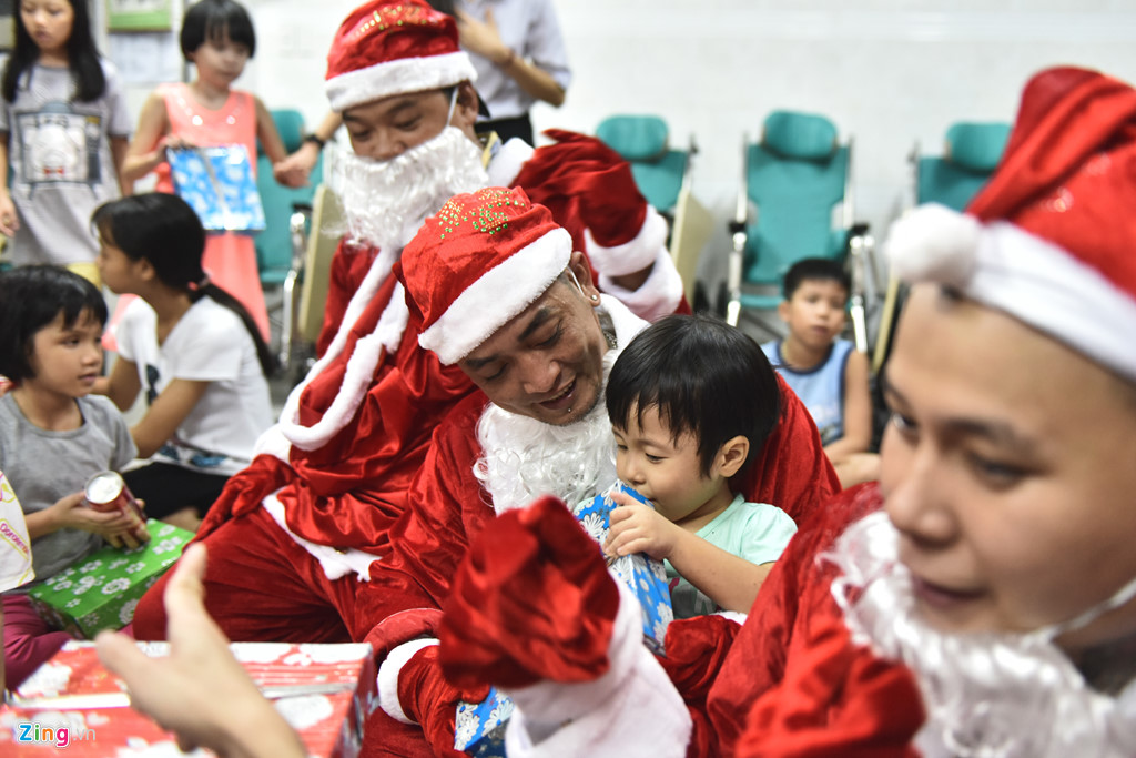 ong gia noel xam tro day minh di phat qua dem giang sinh