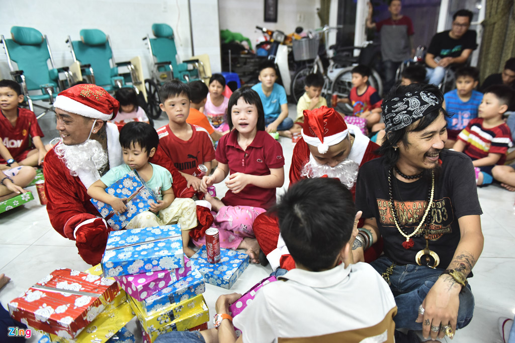 ong gia noel xam tro day minh di phat qua dem giang sinh