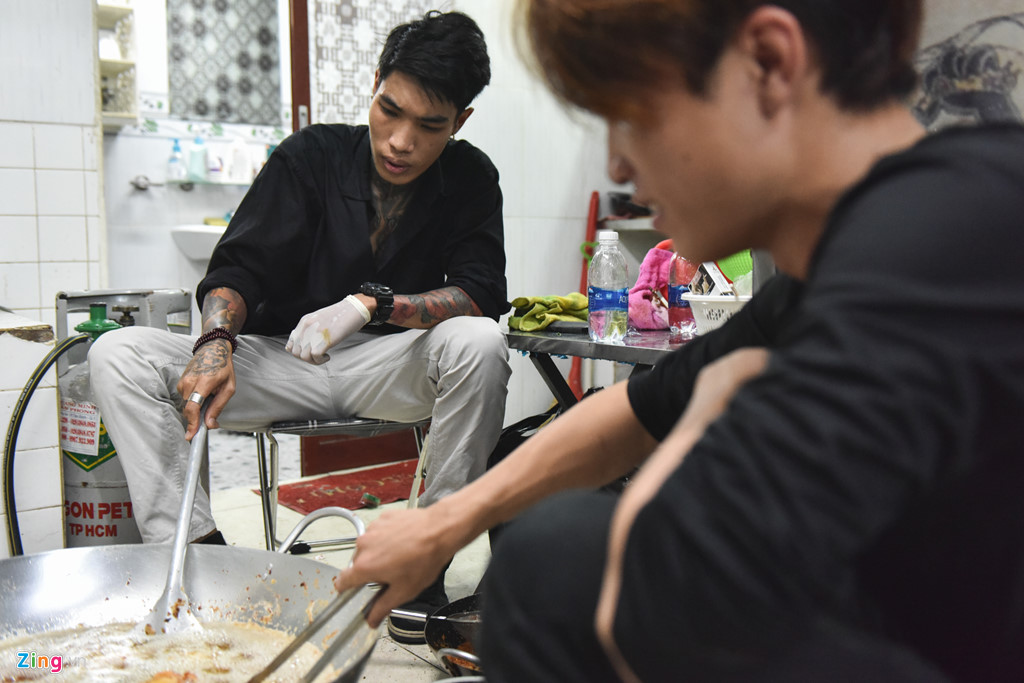 ong gia noel xam tro day minh di phat qua dem giang sinh
