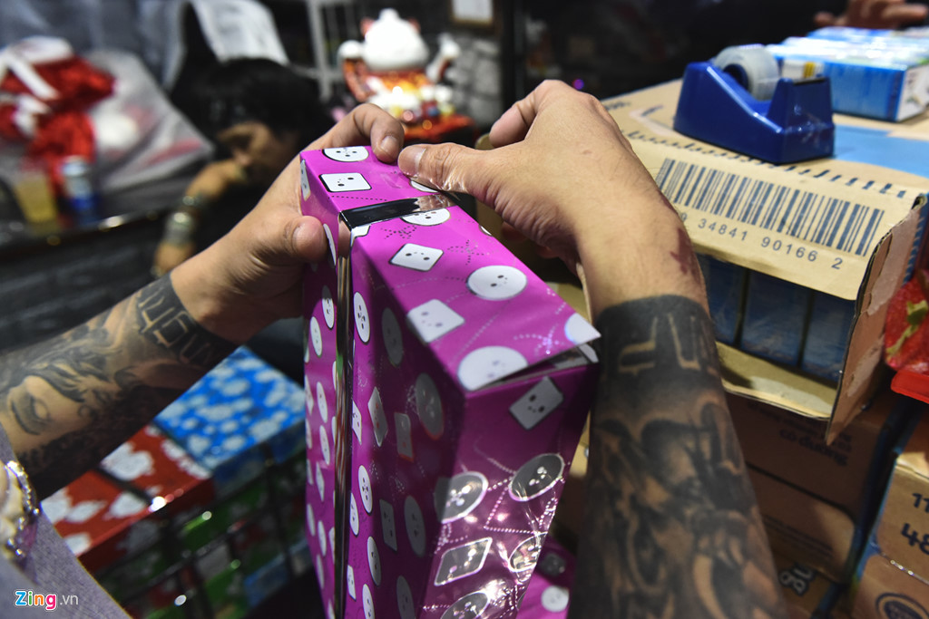 ong gia noel xam tro day minh di phat qua dem giang sinh