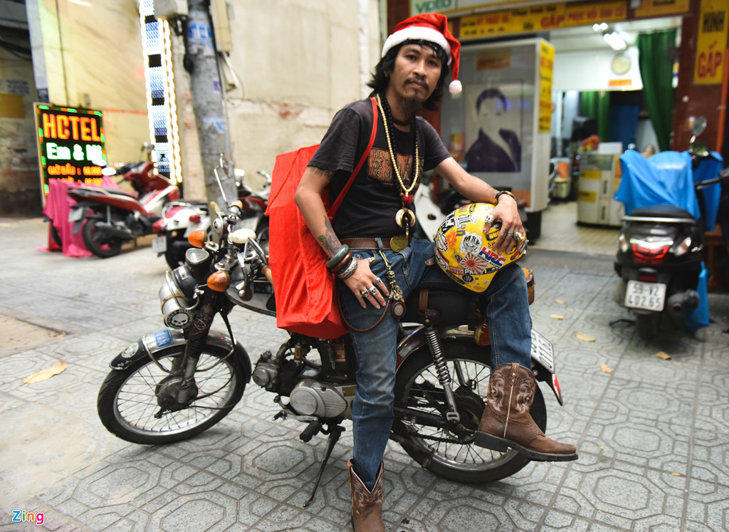ong gia noel xam tro day minh di phat qua dem giang sinh