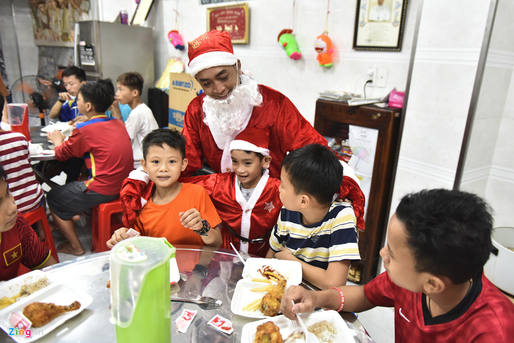 ong gia noel xam tro day minh di phat qua dem giang sinh